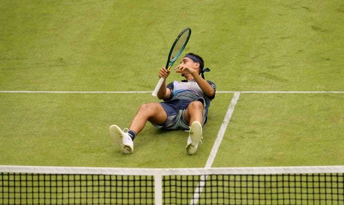 photo : Lorenzo SONEGO (ITA) stürzt nach einem Cross Court Angriffsball Tennis-Turnier Terra Wortmann Cup im Gerry Weber Sportpark (OWL-Arena) in Halle Westfalen Mo. 17.06.2024