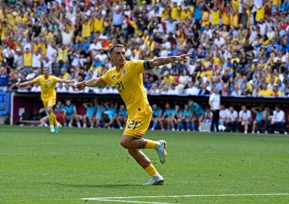 Sport Bilder des Tages 17.06.2024, Fussball UEFA EURO, EM, Europameisterschaft,Fussball 2024, Vorrunde, Match 10, Rumänien - Ukraine, in der Fußball Arena München. Nicolae Stanciu (Rumänien) trifft zum 1:0 und jubelt hier