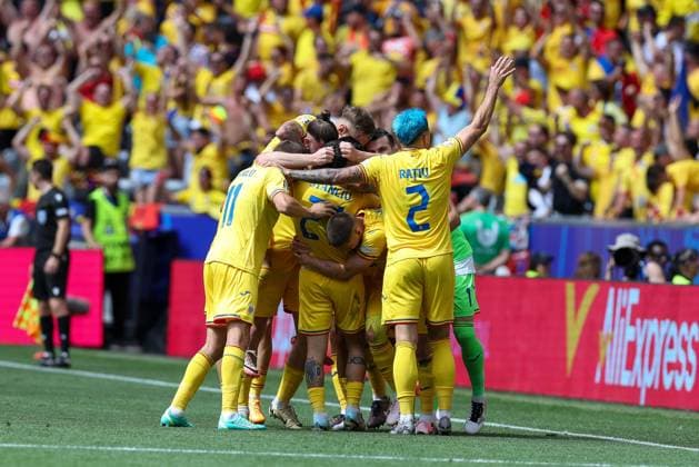 die Mannschaft freut sich ueber das Tor von Nicolae Stanciu 21 (Romaenien) zum 1:0, Rumaenien vs. Ukraine Fussball, UEFA EURO, EM, Europameisterschaft,Fussball 2024, Gruppenphase, 1. Spieltag, 17.06.2024 Muenchen Bayern Deutschland