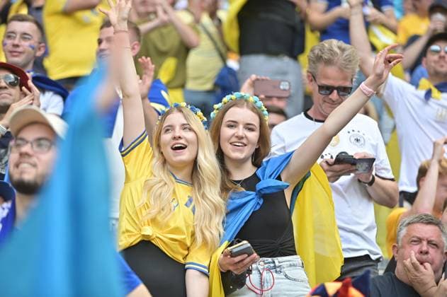 Sport Bilder des Tages Bild zeigt: Fans der Ukraine, 17.06.2024, München, Fussball, Europameisterschaft, Rumänien - Ukraine, EVENT REGULATIONS PROHIBIT ANY USE OF PHOTOGRAPHS AS IMAGE SEQUENCES AND OR QUASI-VIDEO.