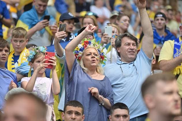 Bild zeigt: Fans der Ukraine, 17.06.2024, München, Fussball, Europameisterschaft, Rumänien - Ukraine, EVENT REGULATIONS PROHIBIT ANY USE OF PHOTOGRAPHS AS IMAGE SEQUENCES AND OR QUASI-VIDEO.
