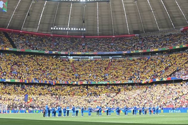 Bild zeigt: Zeremonie vor dem Spiel, Fans, 17.06.2024, München, Fussball, Europameisterschaft, Rumänien - Ukraine, EVENT REGULATIONS PROHIBIT ANY USE OF PHOTOGRAPHS AS IMAGE SEQUENCES AND OR QUASI-VIDEO.