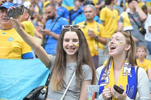 Bild zeigt: Fans der Ukraine, 17.06.2024, München, Fussball, Europameisterschaft, Rumänien - Ukraine, EVENT REGULATIONS PROHIBIT ANY USE OF PHOTOGRAPHS AS IMAGE SEQUENCES AND OR QUASI-VIDEO.