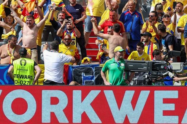 Ein Rumaenien Fan mit Pyro, Rumaenien vs. Ukraine Fussball, UEFA EURO, EM, Europameisterschaft,Fussball 2024, Gruppenphase, 1. Spieltag, 17.06.2024 Muenchen Bayern Deutschland