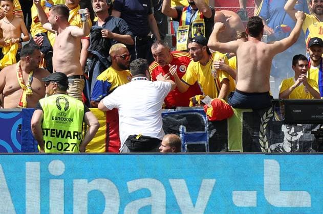 Ein Rumaenien Fan mit Pyro, Rumaenien vs. Ukraine Fussball, UEFA EURO, EM, Europameisterschaft,Fussball 2024, Gruppenphase, 1. Spieltag, 17.06.2024 Muenchen Bayern Deutschland
