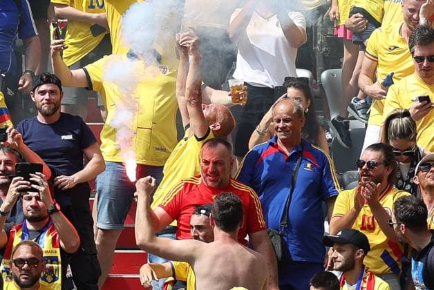 Ein Rumaenien Fan mit Pyro, Rumaenien vs. Ukraine Fussball, UEFA EURO, EM, Europameisterschaft,Fussball 2024, Gruppenphase, 1. Spieltag, 17.06.2024 Muenchen Bayern Deutschland