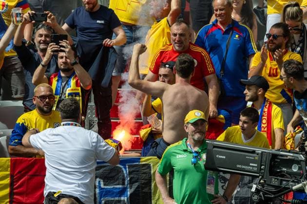 Fan mit Phyro wird von Ordner zurecht gewiesen, Tor zum 1:0 durch Nicolae Claudiu Stanciu (Rumaenien, 21), GER, Rumaenien vs. Ukraine, Fussball Europameisterschaft, UEFA EURO, EM, Europameisterschaft,Fussball 2024, Gruppe E, 1. Spieltag, 17.06.2024, GER, Rumaenien vs. Ukraine, Fussball Europameisterschaft, UEFA EURO 2024, Gruppe E, 1. Spieltag, 17.06.2024 Muenchen Copyright: xEibner-Pressefoto SaschaxWaltherx EP_SWA