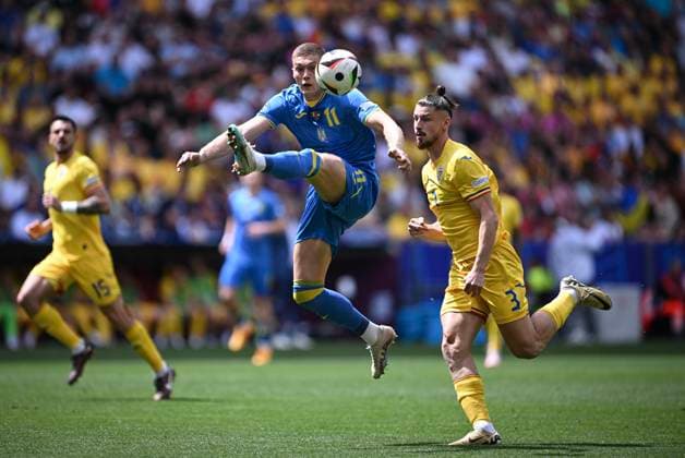 Fussball Euro 2024 Gruppe E 17.06.2024 Rumaenien - Ukraine Artem Dovbyk (li, Ukraine) gegen Radu Dragusin (Rumaenien)