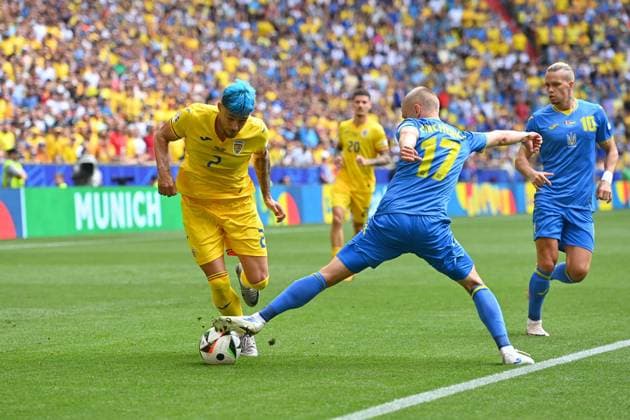 Andrei Ratiu (ROM), Aktion,Zweikampf gegen Oleksandr ZINCHENKO (UKR),re. Mykhailo MUDRYK (UKR), Gruppenphase Gruppe C Rumaenien (ROU) - Ukraine (UKR) am 17.06.2024 Fussball Arena Muenchen, Fussball UEFA EURO, EM, Europameisterschaft,Fussball 2024 GERMANY vom 14.06.2024 - 14.07.2024.