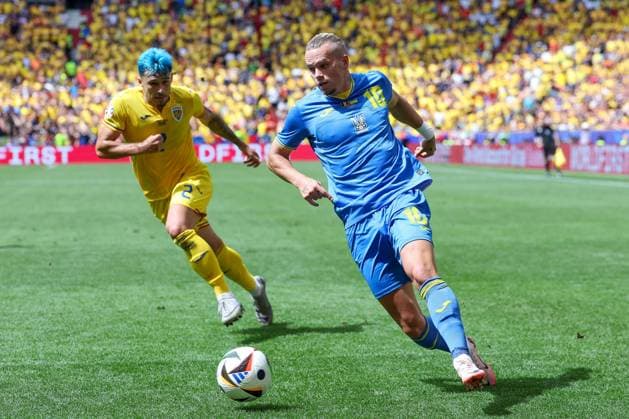 im Zweikampf, Aktion, mit Andrei Ratiu 2 (Romaenien), Mykhaylo Mudryk 10 (Ukarine), Rumaenien vs. Ukraine Fussball, UEFA EURO, EM, Europameisterschaft,Fussball 2024, Gruppenphase, 1. Spieltag, 17.06.2024 Muenchen Bayern Deutschland
