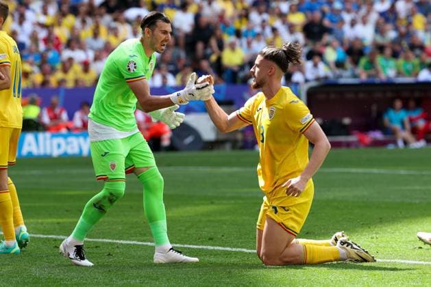 Florin NiÅ£a 1 (Romaenien) klatscht Radu DraguÈ™in 3 (Romaenien) ab, Rumaenien vs. Ukraine Fussball, UEFA EURO, EM, Europameisterschaft,Fussball 2024, Gruppenphase, 1. Spieltag, 17.06.2024 Muenchen Bayern Deutschland