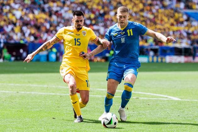 UEFA EURO 2024: Rumänien - Ukraine; 17.06.2024 Zweikampf Andonie Andrei Burca (Rumänien, 15), Artem Dovbyk (Ukraine, 11) UEFA EURO 2024: Rumänien - Ukraine; Munich Football Arena, München am 17.06.2024 Copyright: xBEAUTIFULxSPORTS Wunderlx