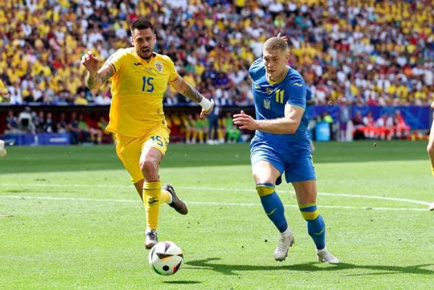 im Zweikampf, Aktion, mit Andrei Burca 15 (Romaenien), Artem Dovbyk 11 (Ukarine), Rumaenien vs. Ukraine Fussball, UEFA EURO, EM, Europameisterschaft,Fussball 2024, Gruppenphase, 1. Spieltag, 17.06.2024 Muenchen Bayern Deutschland