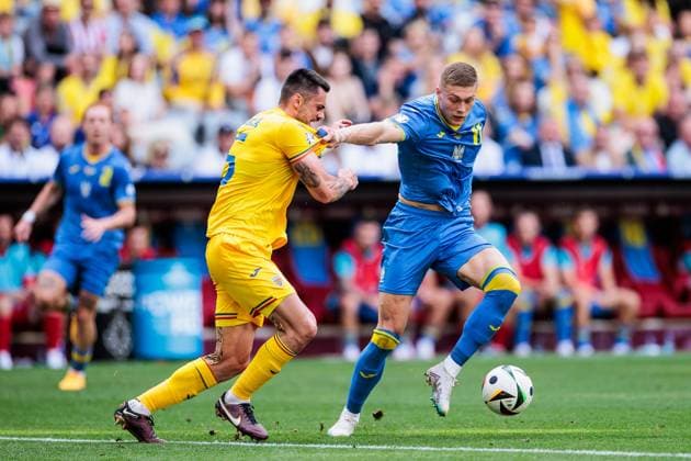 UEFA EURO 2024: Rumänien - Ukraine; 17.06.2024 Zweikampf Marius-Mihai Marin (Rumänien, 6), Artem Dovbyk (Ukraine, 11) UEFA EURO 2024: Rumänien - Ukraine; Munich Football Arena, München am 17.06.2024 Copyright: xBEAUTIFULxSPORTS Wunderlx