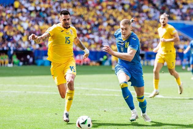 UEFA EURO 2024: Rumänien - Ukraine; 17.06.2024 Zweikampf Andonie Andrei Burca (Rumänien, 15), Artem Dovbyk (Ukraine, 11) UEFA EURO 2024: Rumänien - Ukraine; Munich Football Arena, München am 17.06.2024 Copyright: xBEAUTIFULxSPORTS Wunderlx