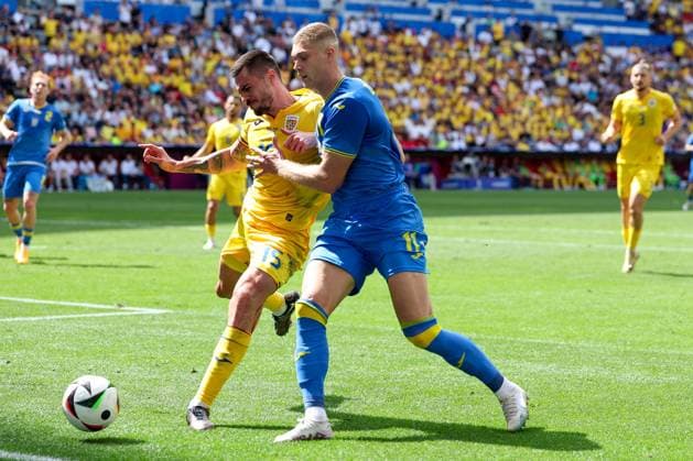 im Zweikampf, Aktion, mit Andrei Burca 15 (Romaenien), Artem Dovbyk 11 (Ukarine), Rumaenien vs. Ukraine Fussball, UEFA EURO, EM, Europameisterschaft,Fussball 2024, Gruppenphase, 1. Spieltag, 17.06.2024 Muenchen Bayern Deutschland