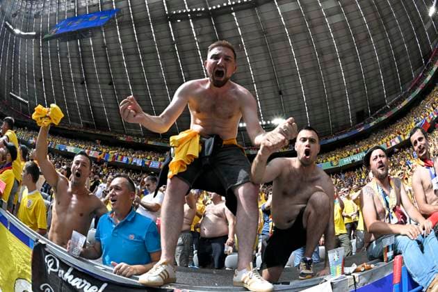 Sport Bilder des Tages 17.06.2024, Fussball UEFA EURO, EM, Europameisterschaft,Fussball 2024, Vorrunde, Match 10, Rumänien - Ukraine, in der Fußball Arena München. Die rumänischen Fans feiern