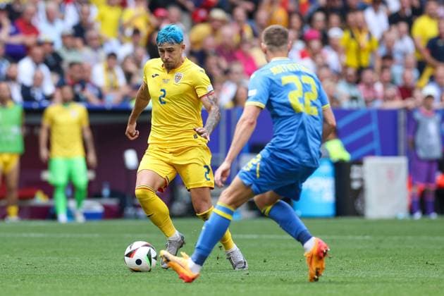 im Zweikampf, Aktion, mit Andrei Ratiu 2 (Romaenien), Mykola Matvienko 22 (Ukarine), Rumaenien vs. Ukraine Fussball, UEFA EURO, EM, Europameisterschaft,Fussball 2024, Gruppenphase, 1. Spieltag, 17.06.2024 Muenchen Bayern Deutschland