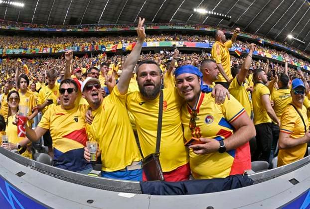 17.06.2024, Fussball UEFA EURO, EM, Europameisterschaft,Fussball 2024, Vorrunde, Match 10, Rumänien - Ukraine, in der Fußball Arena München. Die rumänischen Fans feiern.