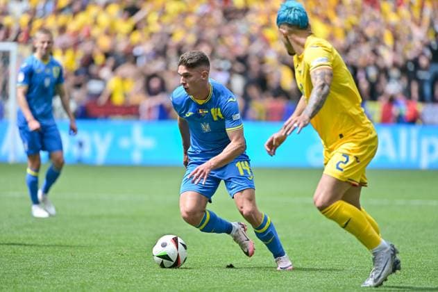 Bild zeigt: Sudakov (14, Ukraine) mit Ball am Fuß, Ratiu (2, Rumänien), 17.06.2024, München, Fussball, Europameisterschaft, Rumänien - Ukraine, EVENT REGULATIONS PROHIBIT ANY USE OF PHOTOGRAPHS AS IMAGE SEQUENCES AND OR QUASI-VIDEO.