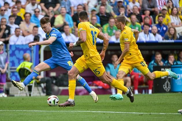 Bild zeigt: v.l.n.r. Tsygankov (15, Ukraine), Burca (15, Rumänien), Bancu (11, Rumänien), 17.06.2024, München, Fussball, Europameisterschaft, Rumänien - Ukraine, EVENT REGULATIONS PROHIBIT ANY USE OF PHOTOGRAPHS AS IMAGE SEQUENCES AND OR QUASI-VIDEO.