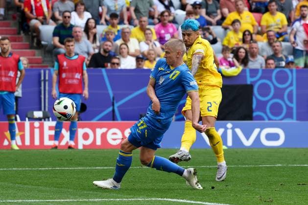 im Zweikampf, Aktion, mit Oleksandr Zinchenko 17 (Ukarine), Andrei Ratiu 2 (Romaenien), Rumaenien vs. Ukraine Fussball, UEFA EURO, EM, Europameisterschaft,Fussball 2024, Gruppenphase, 1. Spieltag, 17.06.2024 Muenchen Bayern Deutschland