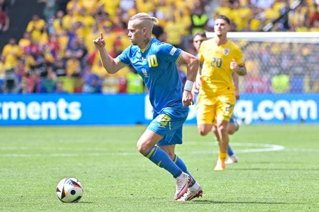 Bild zeigt: Mudryk (10, Ukraine) mit Ball am Fuß, Man (20, Rumänien), 17.06.2024, München, Fussball, Europameisterschaft, Rumänien - Ukraine, EVENT REGULATIONS PROHIBIT ANY USE OF PHOTOGRAPHS AS IMAGE SEQUENCES AND OR QUASI-VIDEO.