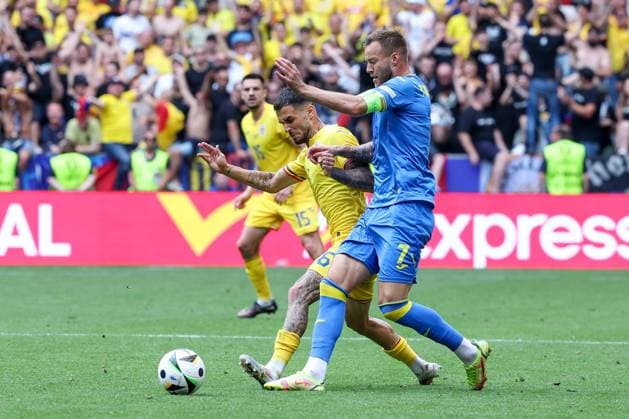 im Zweikampf, Aktion, mit Marius Marin 6 (Romaenien), Andriy Yarmolenko 7 (Ukarine), Rumaenien vs. Ukraine Fussball, UEFA EURO, EM, Europameisterschaft,Fussball 2024, Gruppenphase, 1. Spieltag, 17.06.2024 Muenchen Bayern Deutschland