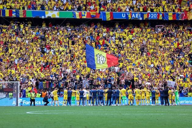 Fußball UEFA EURO, EM, Europameisterschaft,Fussball 2024 Gruppenphase 1. Spieltag Rumänien - Ukraine am 17.06.2024 in der München Fußball Arena in München Die rumänische Mannschaft feiert den Sieg mit ihren Fans Fan