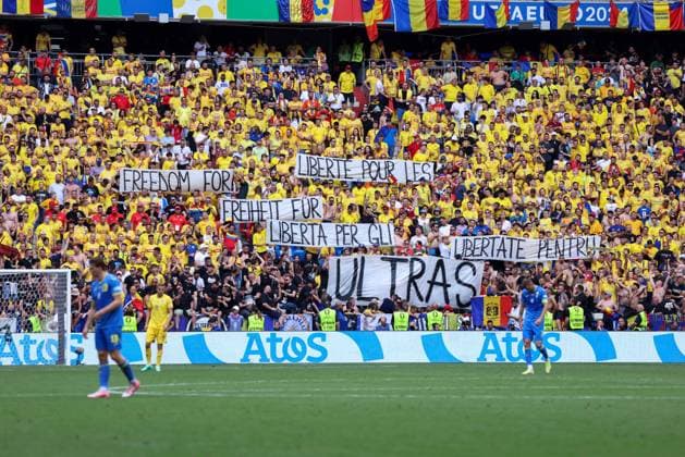 Fußball UEFA EURO, EM, Europameisterschaft,Fussball 2024 Gruppenphase 1. Spieltag Rumänien - Ukraine am 17.06.2024 in der München Fußball Arena in München Spruchband Banner im Rumänien Fanblock
