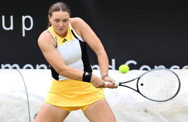 Berlin, 17.06.24, Tennis: ecotrans Ladies Open Berlin im Steffi-Graf-Stadion. Damen, Doppel, Hozumi und Ninomiya (Japan) - Niemeier und Akugue (Deutschland). Niemeier retourniert einen Ball. ecotrans Ladies Open Berlin 2024