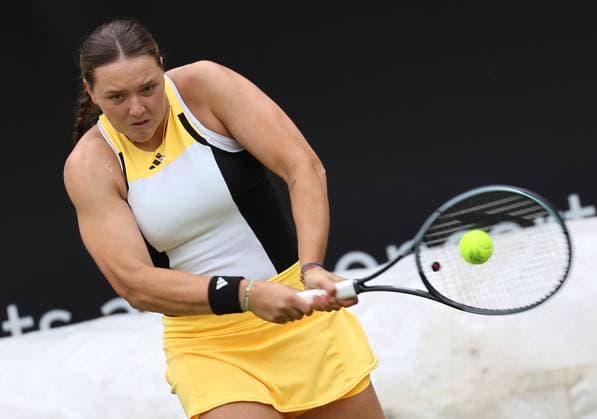 Berlin, 17.06.24, Tennis: ecotrans Ladies Open Berlin im Steffi-Graf-Stadion. Damen, Doppel, Hozumi und Ninomiya (Japan) - Niemeier und Akugue (Deutschland). Niemeier retourniert einen Ball. ecotrans Ladies Open Berlin 2024