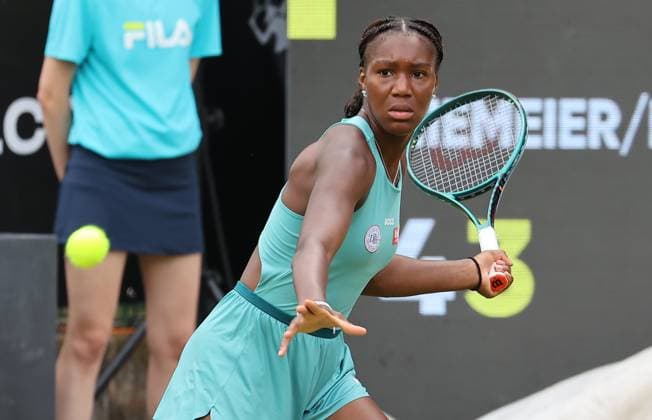 Berlin, 17.06.24, Tennis: ecotrans Ladies Open Berlin im Steffi-Graf-Stadion. Damen, Doppel, Hozumi und Ninomiya (Japan) - Niemeier und Akugue (Deutschland). Akugue retourniert einen Ball. ecotrans Ladies Open Berlin 2024