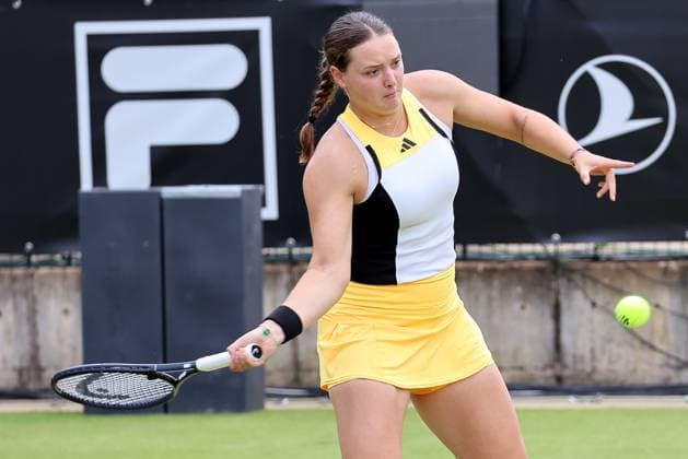 Berlin, 17.06.24, Tennis: ecotrans Ladies Open Berlin im Steffi-Graf-Stadion. Damen, Doppel, Hozumi und Ninomiya (Japan) - Niemeier und Akugue (Deutschland). Niemeier retourniert einen Ball. ecotrans Ladies Open Berlin 2024