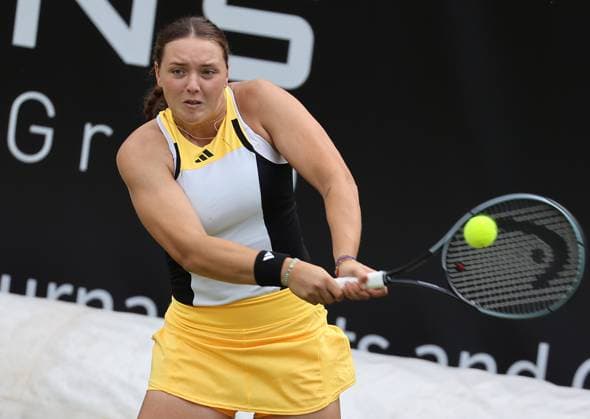 Berlin, 17.06.24, Tennis: ecotrans Ladies Open Berlin im Steffi-Graf-Stadion. Damen, Doppel, Hozumi und Ninomiya (Japan) - Niemeier und Akugue (Deutschland). Niemeier retourniert einen Ball. ecotrans Ladies Open Berlin 2024