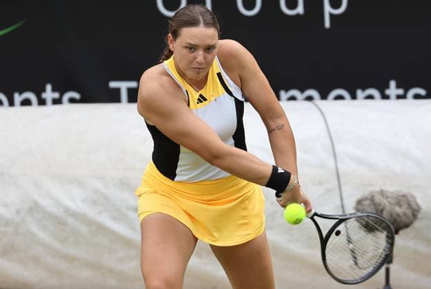 Berlin, 17.06.24, Tennis: ecotrans Ladies Open Berlin im Steffi-Graf-Stadion. Damen, Doppel, Hozumi und Ninomiya (Japan) - Niemeier und Akugue (Deutschland). Niemeier retourniert einen Ball. ecotrans Ladies Open Berlin 2024