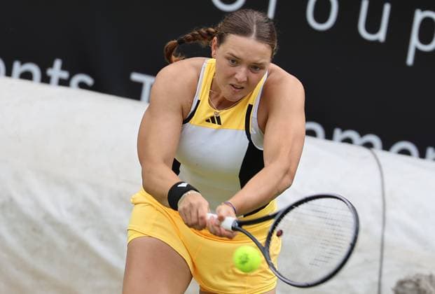 Sport Bilder des Tages Berlin, 17.06.24, Tennis: ecotrans Ladies Open Berlin im Steffi-Graf-Stadion. Damen, Doppel, Hozumi und Ninomiya (Japan) - Niemeier und Akugue (Deutschland). Niemeier retourniert einen Ball. ecotrans Ladies Open Berlin 2024