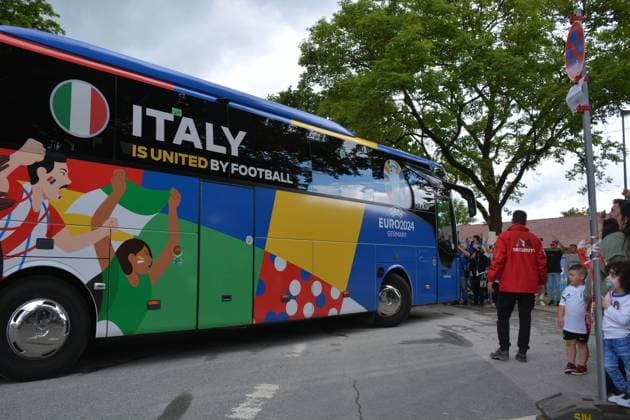 Iserlhon, Germany: Italy fans at the training center upon arrival of the team bus during UEFA EURO, EM, Europameisterschaft,Fussball 2024 - Casa Azzurri, UEFA European Football Championship in Iserlhon, Germany, June 17 2024 UEFA European Football Championship - UEFA Euro 2024 - Casa Azzurri  - ZUMAp169 20240617_zsa_p169_317 Copyright: xPasqualexGolia IPAxSportx