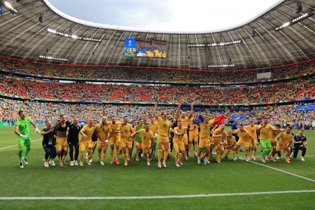 EURO 2024 GERMANY UEFA FOOTBALL Pierre Teyssot MAXPPP ; EURO 2024 GERMANY UEFA FOOTBALL. Munich, Germany on June 17, 2024. Match of the group E, Romania vs Ukraine. Romanian players reacts with fans. Pierre Teyssot Maxppp Munich Munich Football Arena Bavaria Germany  Copyright: xMAXPPPxPierrexTeyssotx TEP37566 TEP37566