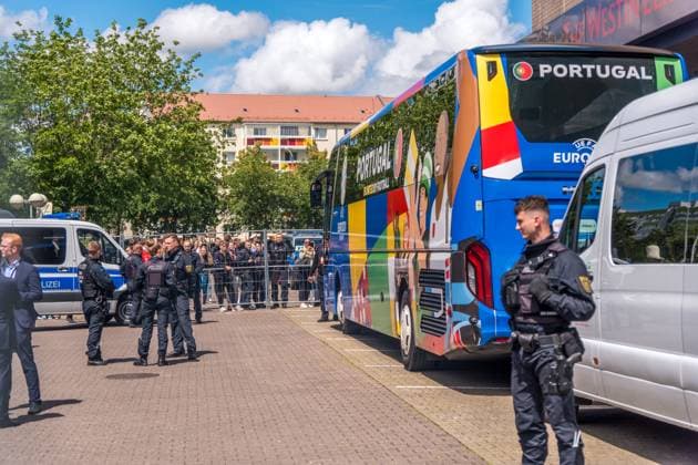 Ankunft der FußballNationalmannschaft von Portugal vor ihrem Vorrundenspiel im Leipziger Zentralstadion gegen Tschechien. im Hotel Westin. Etwa 250 Menshcen haben vor dem Hotel gewartet um einen Blick auf die Stars zu werfen, doch diese würdigten den Fans keines Blickes. Ankunft Portugal