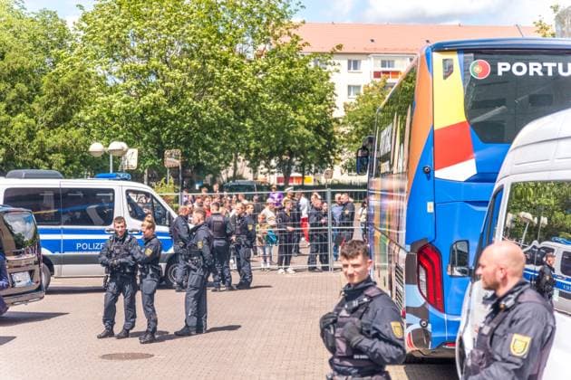 Ankunft der FußballNationalmannschaft von Portugal vor ihrem Vorrundenspiel im Leipziger Zentralstadion gegen Tschechien. im Hotel Westin. Etwa 250 Menshcen haben vor dem Hotel gewartet um einen Blick auf die Stars zu werfen, doch diese würdigten den Fans keines Blickes. Ankunft Portugal