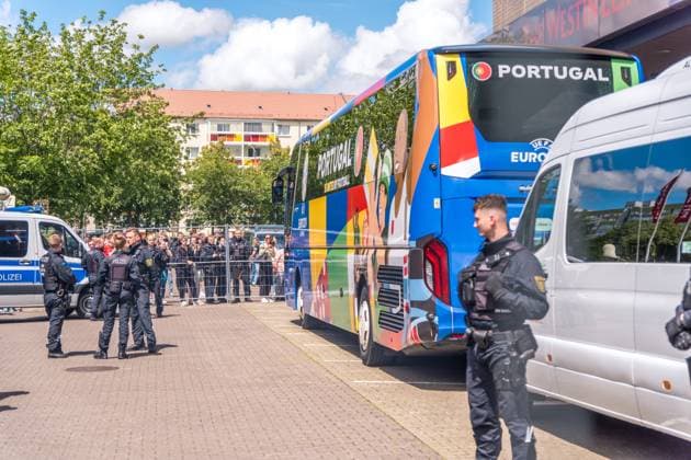 Ankunft der FußballNationalmannschaft von Portugal vor ihrem Vorrundenspiel im Leipziger Zentralstadion gegen Tschechien. im Hotel Westin. Etwa 250 Menshcen haben vor dem Hotel gewartet um einen Blick auf die Stars zu werfen, doch diese würdigten den Fans keines Blickes. Ankunft Portugal