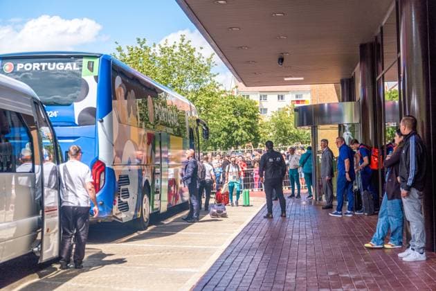 Ankunft der FußballNationalmannschaft von Portugal vor ihrem Vorrundenspiel im Leipziger Zentralstadion gegen Tschechien. im Hotel Westin. Etwa 250 Menshcen haben vor dem Hotel gewartet um einen Blick auf die Stars zu werfen, doch diese würdigten den Fans keines Blickes. Ankunft Portugal