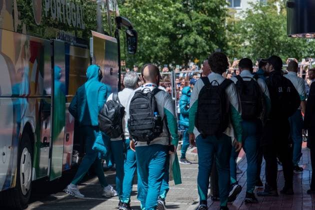 Ankunft der FußballNationalmannschaft von Portugal vor ihrem Vorrundenspiel im Leipziger Zentralstadion gegen Tschechien. im Hotel Westin. Etwa 250 Menshcen haben vor dem Hotel gewartet um einen Blick auf die Stars zu werfen, doch diese würdigten den Fans keines Blickes. Ankunft Portugal