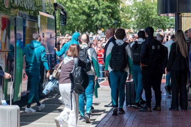 Ankunft der FußballNationalmannschaft von Portugal vor ihrem Vorrundenspiel im Leipziger Zentralstadion gegen Tschechien. im Hotel Westin. Etwa 250 Menshcen haben vor dem Hotel gewartet um einen Blick auf die Stars zu werfen, doch diese würdigten den Fans keines Blickes. Ankunft Portugal