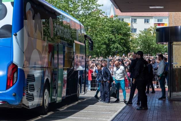 Ankunft der FußballNationalmannschaft von Portugal vor ihrem Vorrundenspiel im Leipziger Zentralstadion gegen Tschechien. im Hotel Westin. Etwa 250 Menshcen haben vor dem Hotel gewartet um einen Blick auf die Stars zu werfen, doch diese würdigten den Fans keines Blickes. Ankunft Portugal