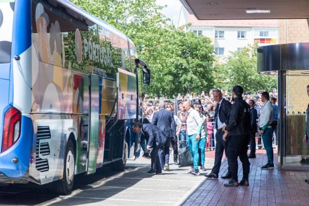 Ankunft der FußballNationalmannschaft von Portugal vor ihrem Vorrundenspiel im Leipziger Zentralstadion gegen Tschechien. im Hotel Westin. Etwa 250 Menshcen haben vor dem Hotel gewartet um einen Blick auf die Stars zu werfen, doch diese würdigten den Fans keines Blickes. Ankunft Portugal