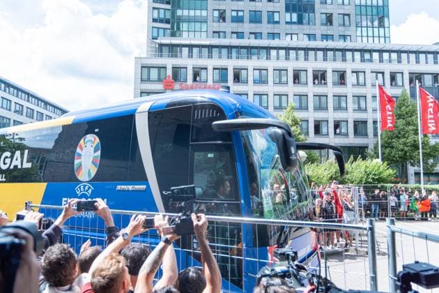 Ankunft der FußballNationalmannschaft von Portugal vor ihrem Vorrundenspiel im Leipziger Zentralstadion gegen Tschechien. im Hotel Westin. Etwa 250 Menshcen haben vor dem Hotel gewartet um einen Blick auf die Stars zu werfen, doch diese würdigten den Fans keines Blickes. Ankunft Portugal