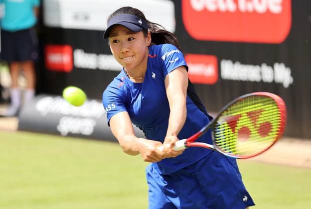 Berlin, 17.06.24, Tennis: ecotrans Ladies Open Berlin im Steffi-Graf-Stadion. Damen, Einzel, Hibino (Japan) - Kalinskaya (Russland). Hibino retourniert einen Ball. ecotrans Ladies Open Berlin 2024