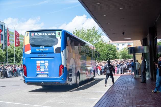 Ankunft der FußballNationalmannschaft von Portugal vor ihrem Vorrundenspiel im Leipziger Zentralstadion gegen Tschechien. im Hotel Westin. Etwa 250 Menshcen haben vor dem Hotel gewartet um einen Blick auf die Stars zu werfen, doch diese würdigten den Fans keines Blickes. Ankunft Portugal